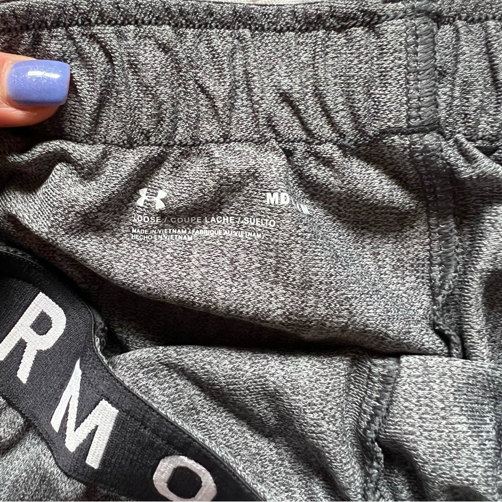 Under Armour Shorts w/ Pockets - Picture 3 of 3